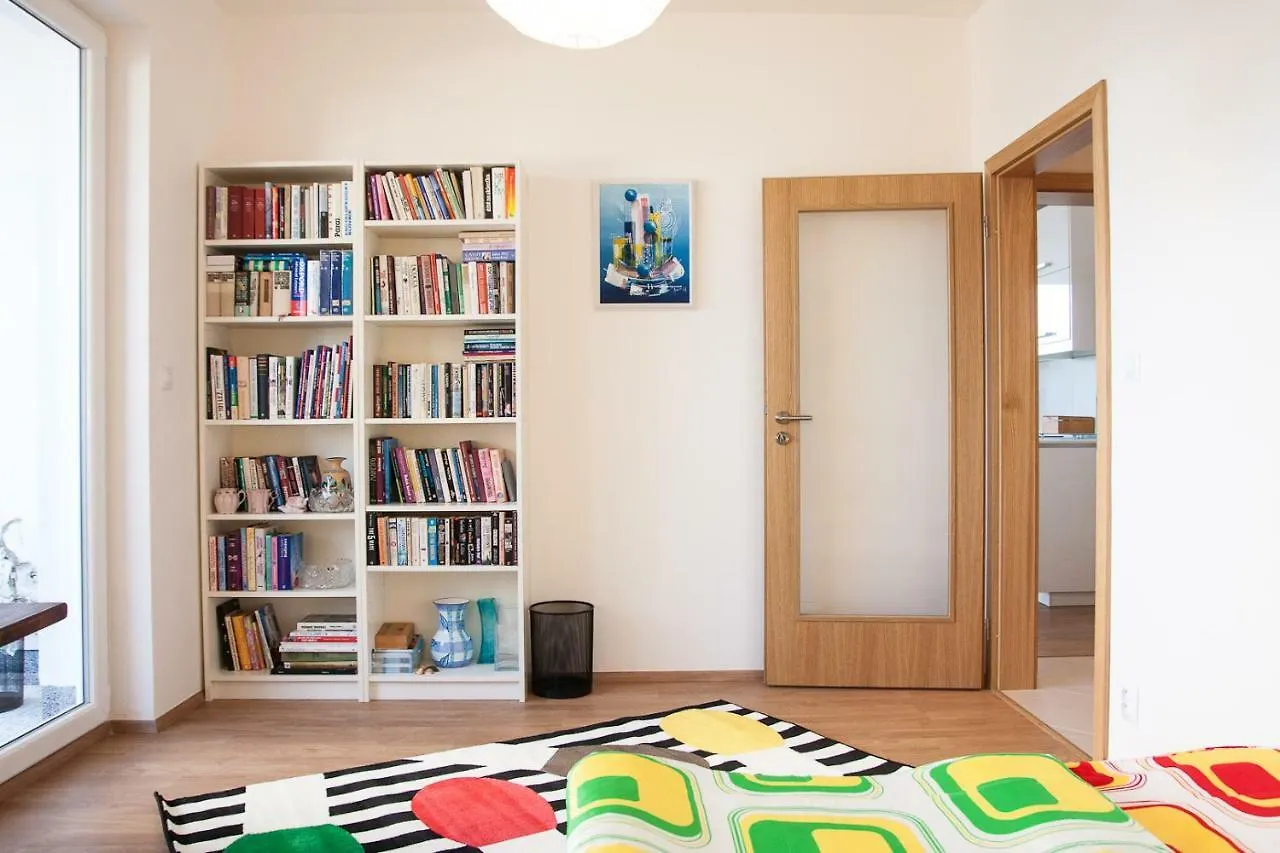 Prostorny 3 Pokojovy Apartman S Dvema Terasami Prag Lägenhet
