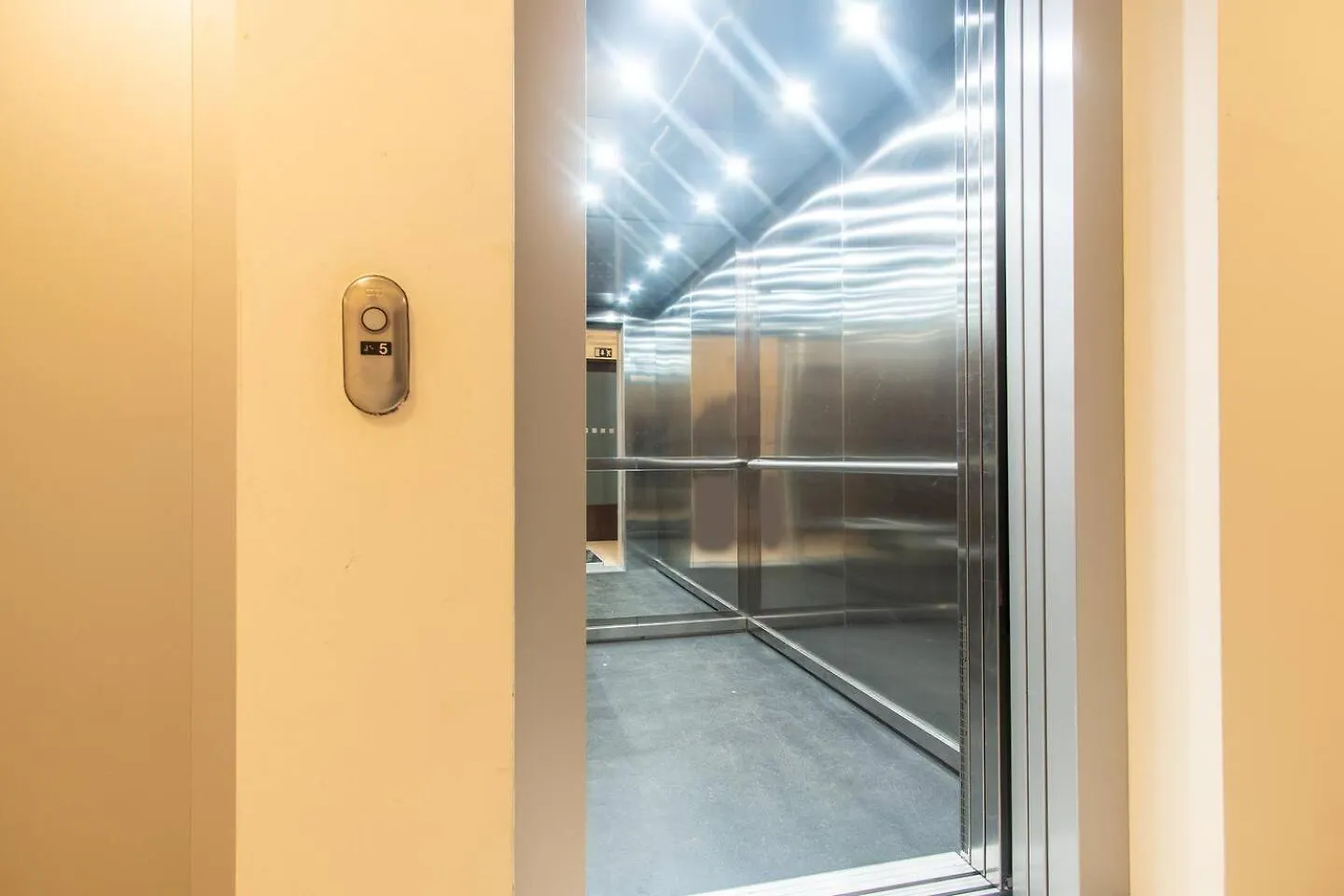 Prostorny 3 Pokojovy Apartman S Dvema Terasami Prag